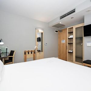 Standaard Kamer met een Queen Size Bed met de Toegang voor Gehandicapten